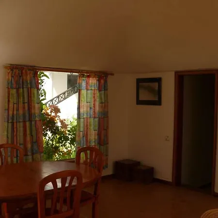 Villa Sleeps 8 Pool Wifi Uga