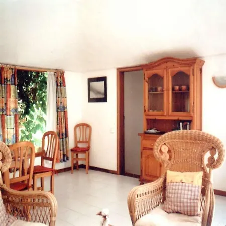 Villa Sleeps 8 Pool Wifi Uga