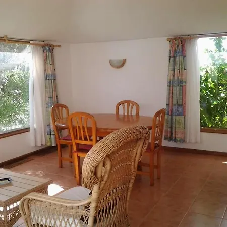 Villa Sleeps 8 Pool Wifi