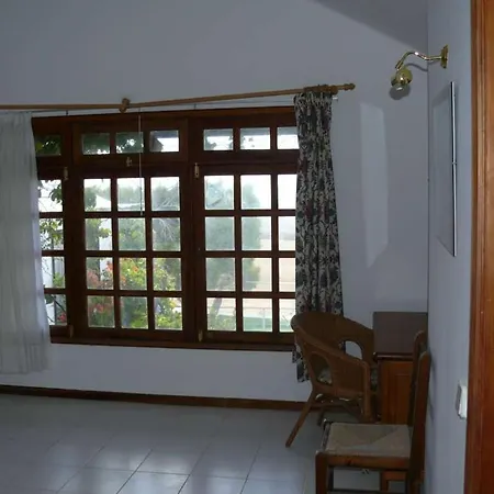 Villa Sleeps 8 Pool Wifi Uga