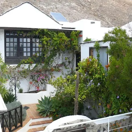 Villa Sleeps 8 Pool Wifi