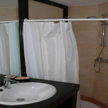 Villa Sleeps 8 Pool Wifi